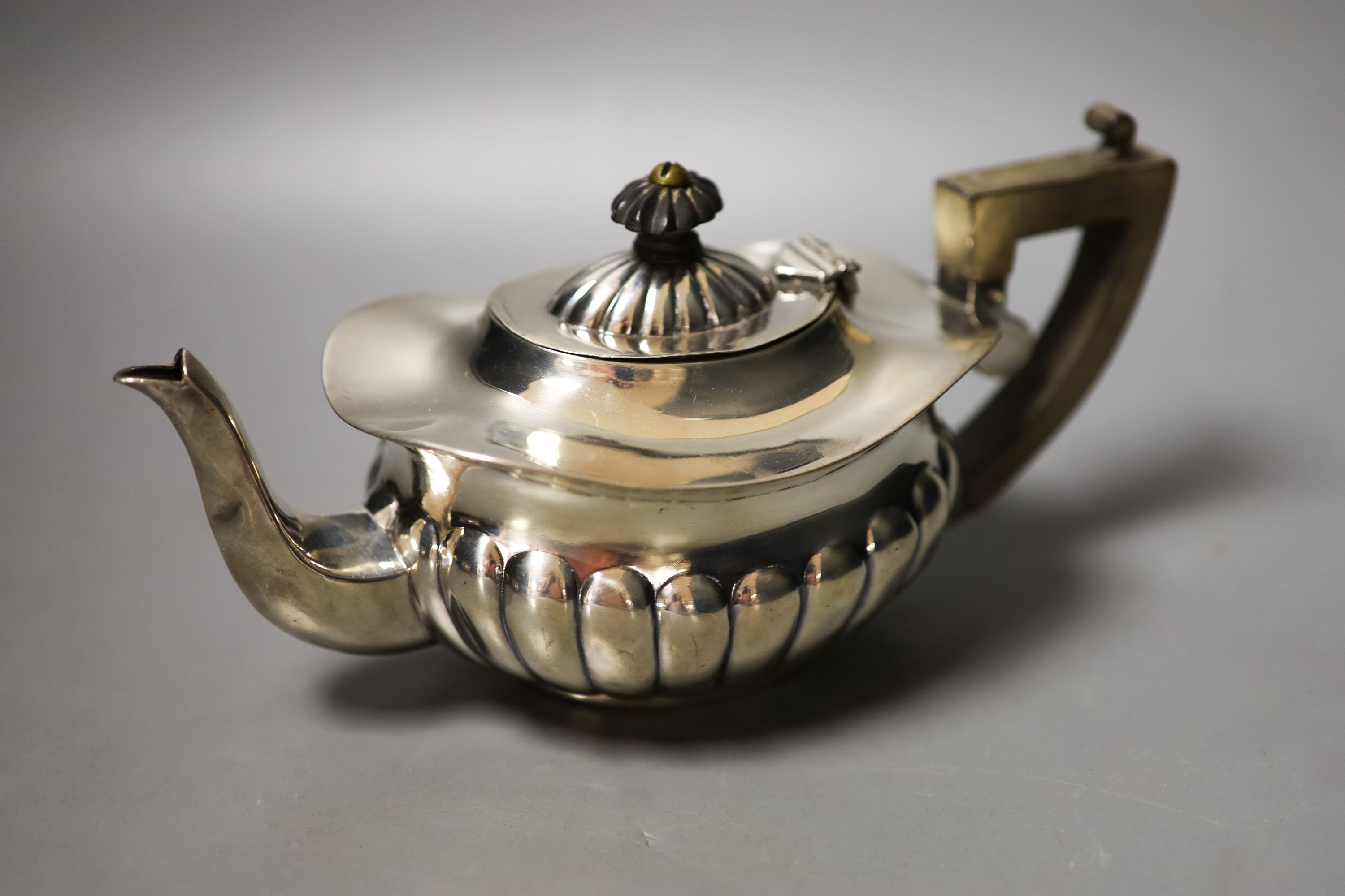 An Edwardian fluted silver three piece bachelor's tea set, Birmingham, 1904/6 gross weight 16oz.